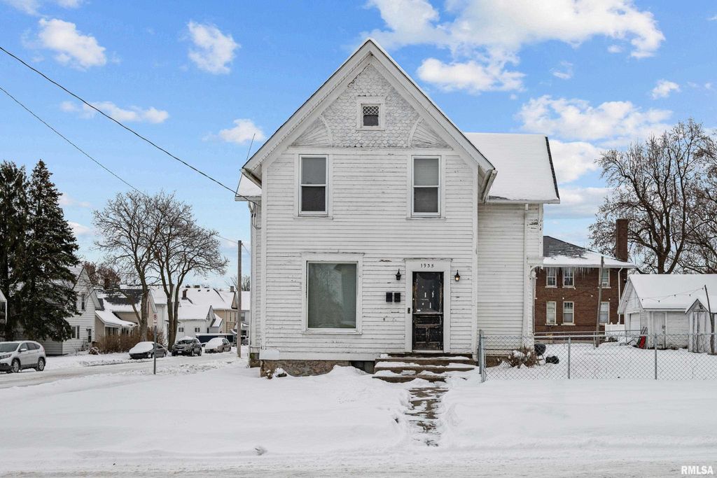 1935 N STURDEVANT Street, Davenport, IA 52804