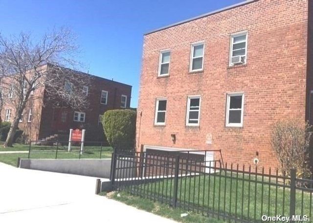 275 Maple Avenue 4-G, Rockville Centre, NY 11570