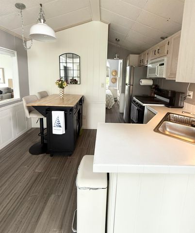 59 Island Circle, South Hero, VT 05486