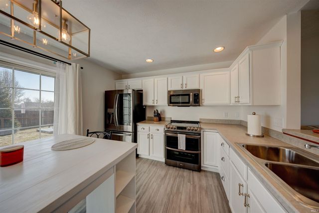 12515 Rolling Meadows Drive, Evansville, IN 47725