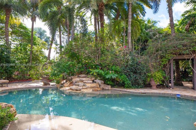 16740 Berkshire Ct, Southwest Ranches, FL 33331