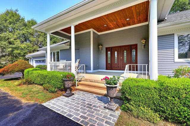 17 Bunker Hill Road, Woodbridge, CT 06525