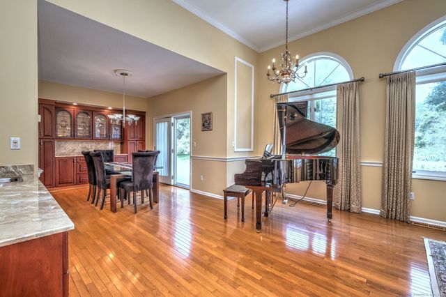 17 Bunker Hill Road, Woodbridge, CT 06525