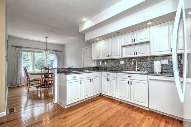 17 Bunker Hill Road, Woodbridge, CT 06525