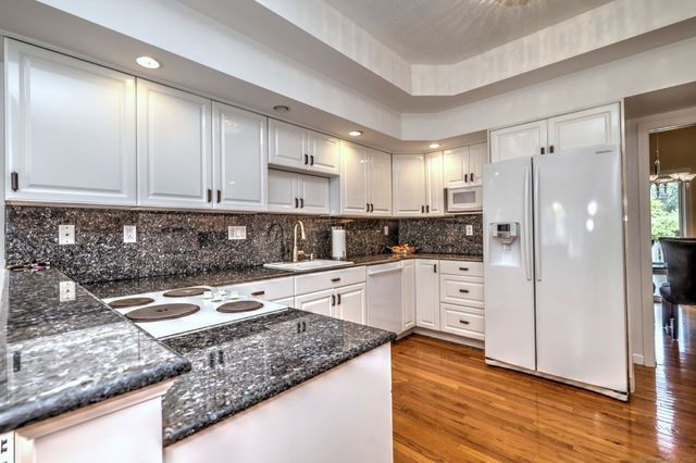 17 Bunker Hill Road, Woodbridge, CT 06525