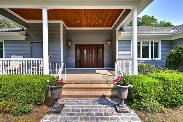 17 Bunker Hill Road, Woodbridge, CT 06525