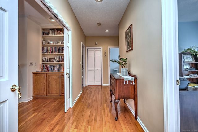 17 Bunker Hill Road, Woodbridge, CT 06525