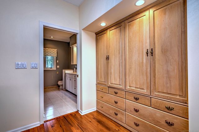 17 Bunker Hill Road, Woodbridge, CT 06525