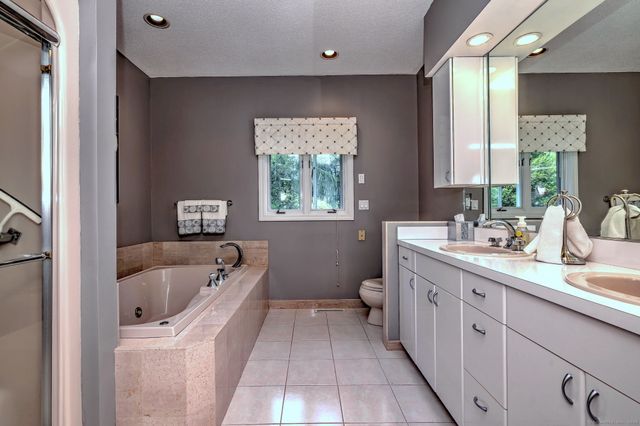 17 Bunker Hill Road, Woodbridge, CT 06525