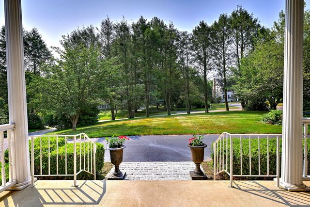 17 Bunker Hill Road, Woodbridge, CT 06525