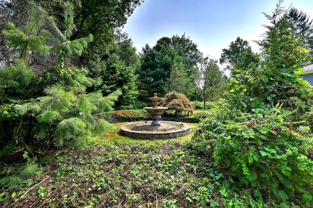 17 Bunker Hill Road, Woodbridge, CT 06525