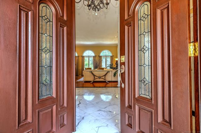 17 Bunker Hill Road, Woodbridge, CT 06525