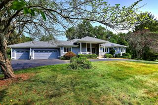 17 Bunker Hill Road, Woodbridge, CT 06525