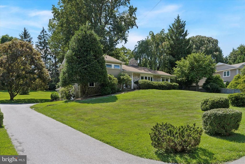 908 HOLLOW RD, Wayne, PA 19087