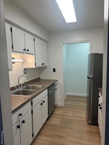 39477 Van Dyke Avenue, Sterling Heights, MI 48313