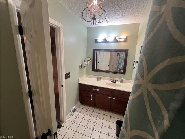 903 Park Place Drive E, Kernersville, NC 27284