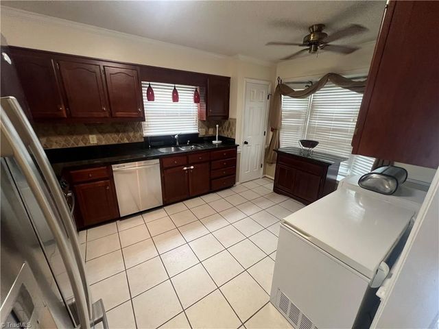 903 Park Place Drive E, Kernersville, NC 27284