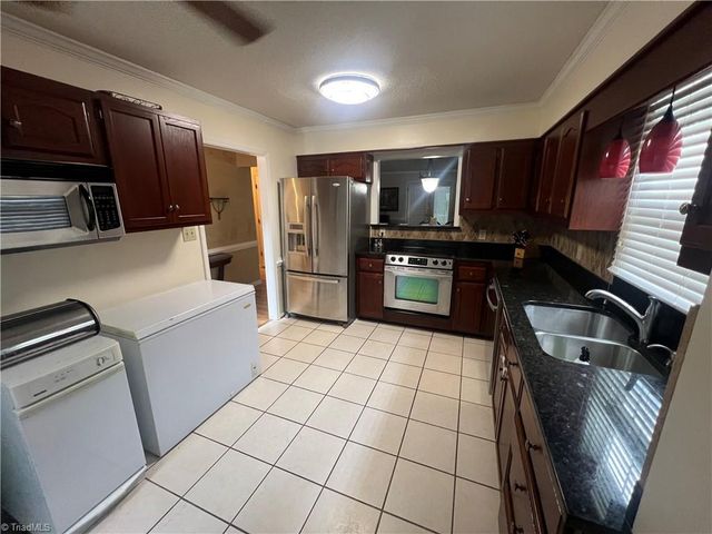 903 Park Place Drive E, Kernersville, NC 27284