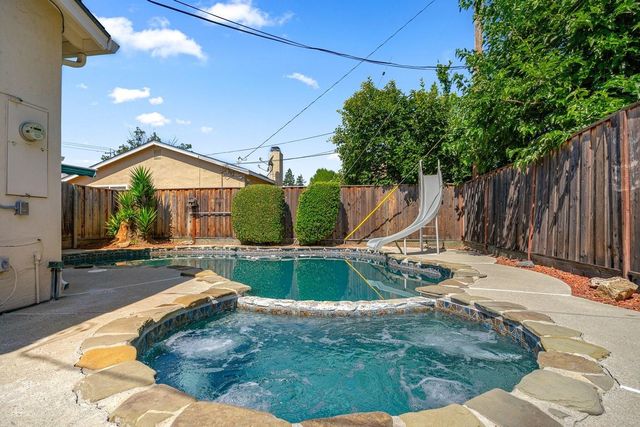 1001 W Latimer Avenue, Campbell, CA 95008