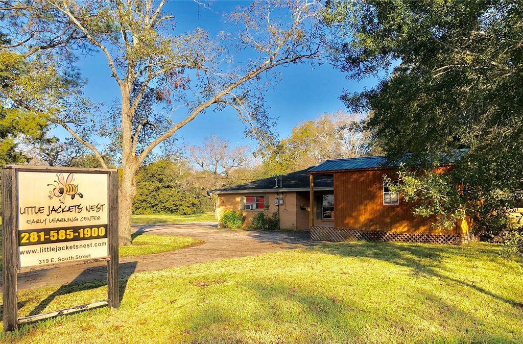 319 E South Street, Alvin, TX 77511