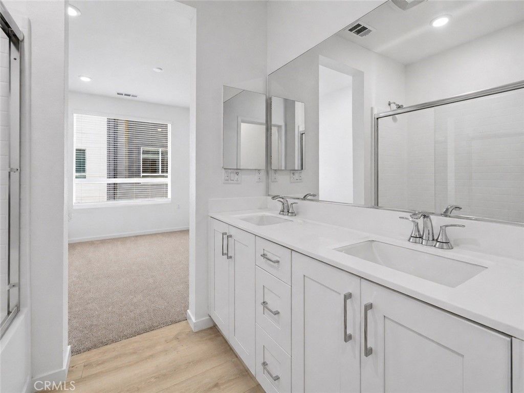Image 10 of property listing at 9425 1/2 N Sepulveda Boulevard 4, North Hills, CA 91343