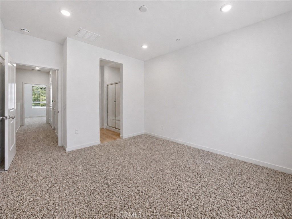 Image 11 of property listing at 9425 1/2 N Sepulveda Boulevard 4, North Hills, CA 91343