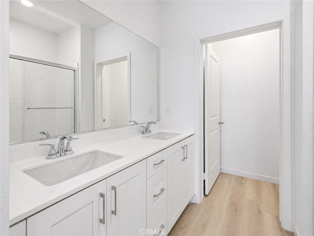 Image 12 of property listing at 9425 1/2 N Sepulveda Boulevard 4, North Hills, CA 91343