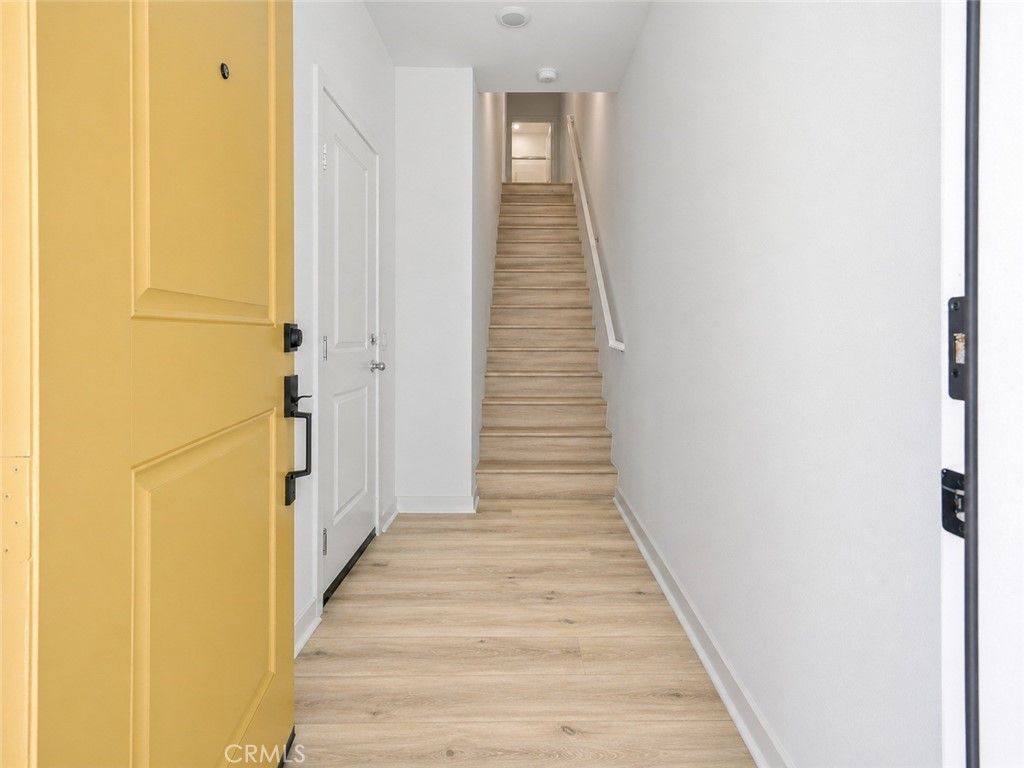 Image 3 of property listing at 9425 1/2 N Sepulveda Boulevard 4, North Hills, CA 91343