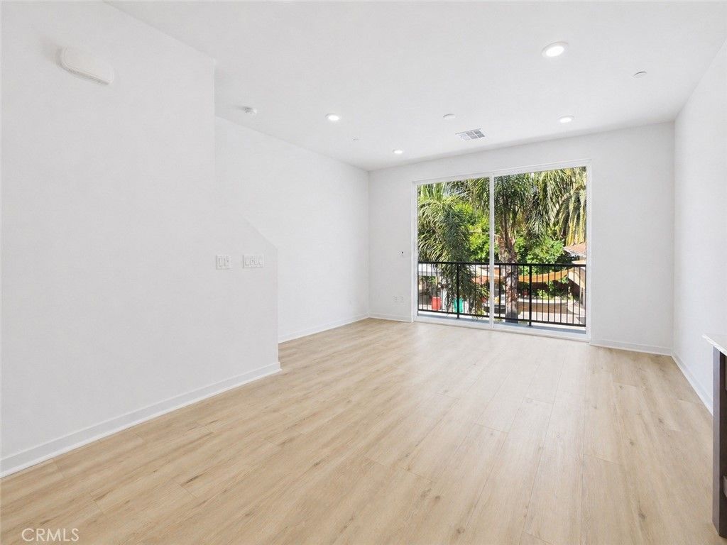 Image 4 of property listing at 9425 1/2 N Sepulveda Boulevard 4, North Hills, CA 91343