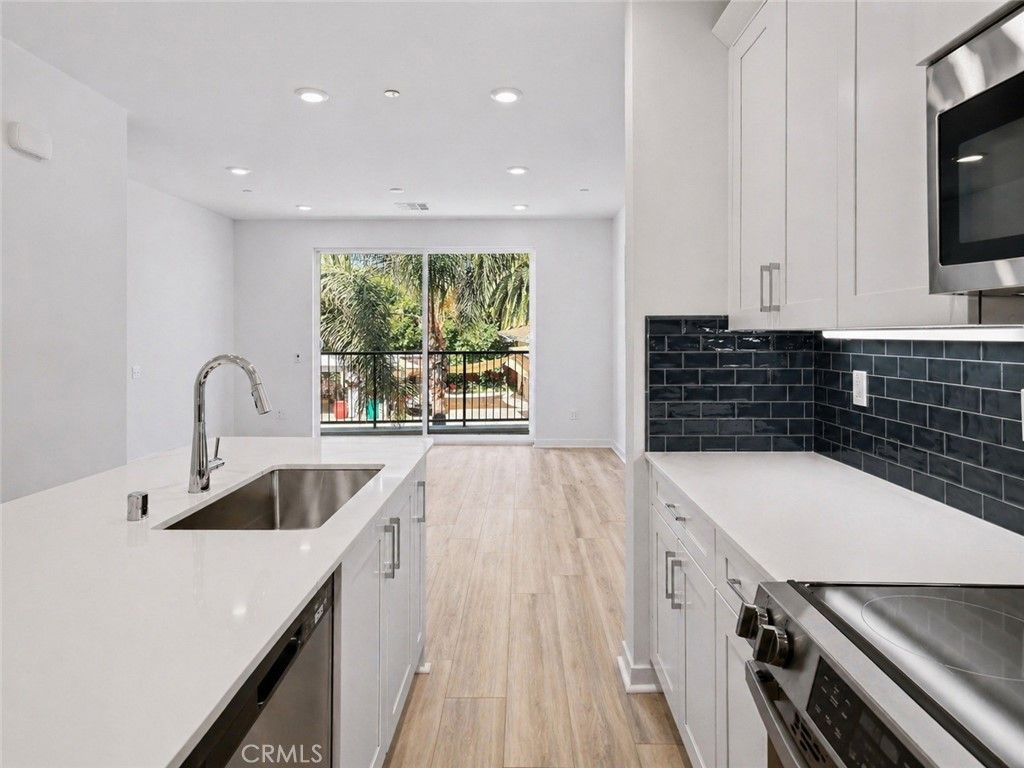 Image 5 of property listing at 9425 1/2 N Sepulveda Boulevard 4, North Hills, CA 91343