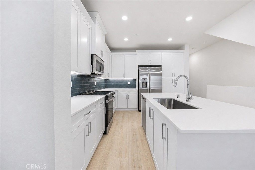Image 6 of property listing at 9425 1/2 N Sepulveda Boulevard 4, North Hills, CA 91343