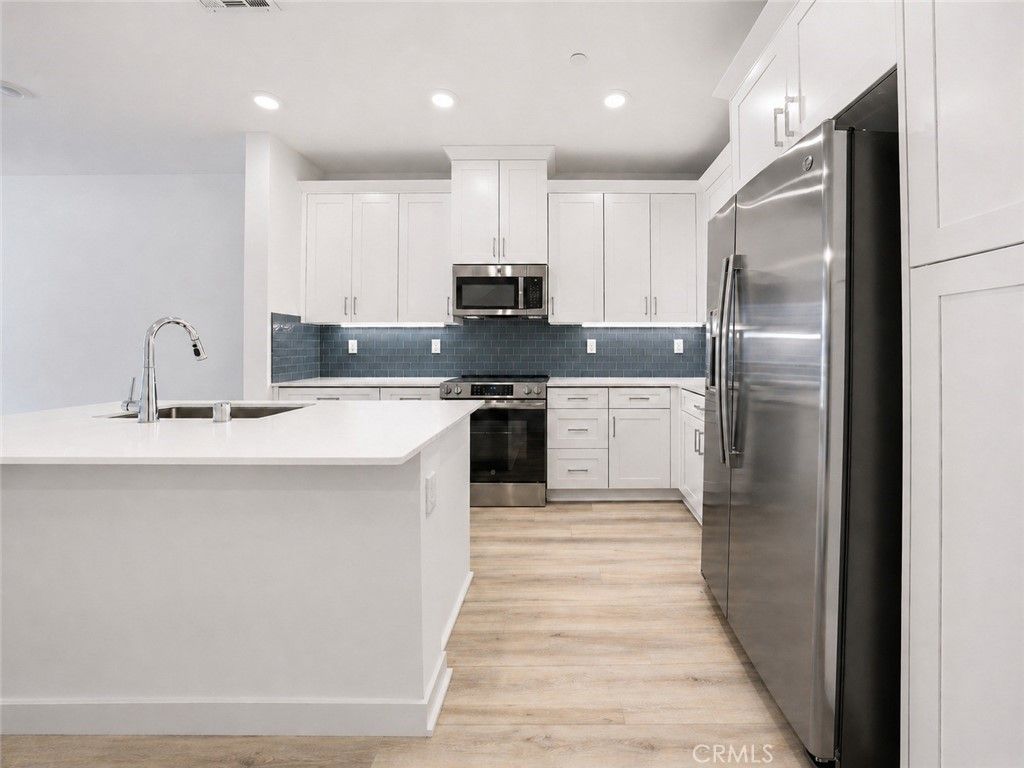 Image 7 of property listing at 9425 1/2 N Sepulveda Boulevard 4, North Hills, CA 91343