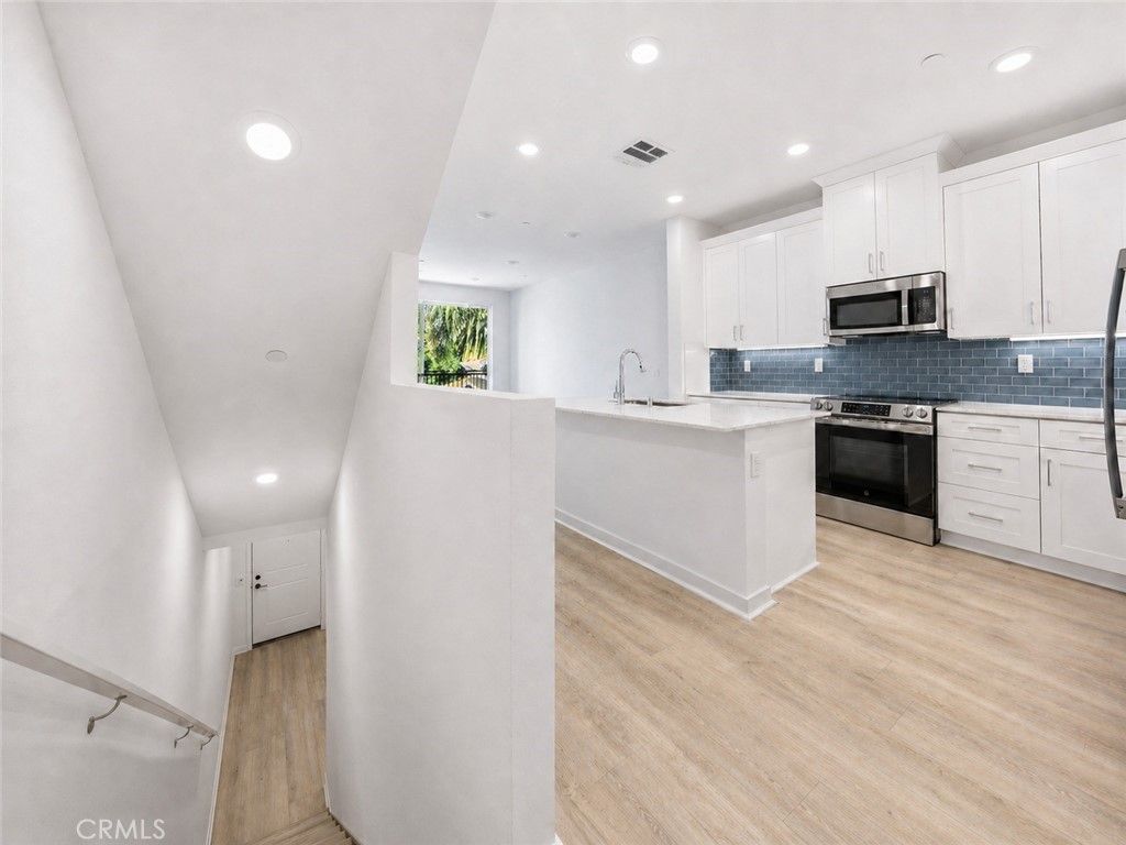 Image 8 of property listing at 9425 1/2 N Sepulveda Boulevard 4, North Hills, CA 91343