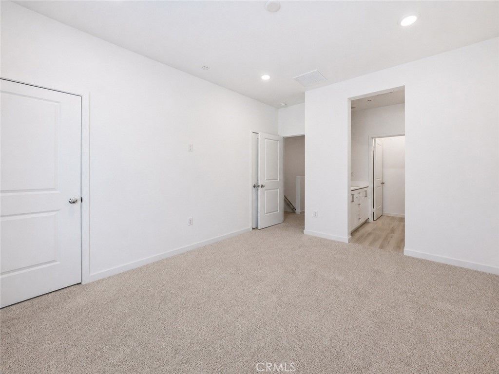 Image 9 of property listing at 9425 1/2 N Sepulveda Boulevard 4, North Hills, CA 91343