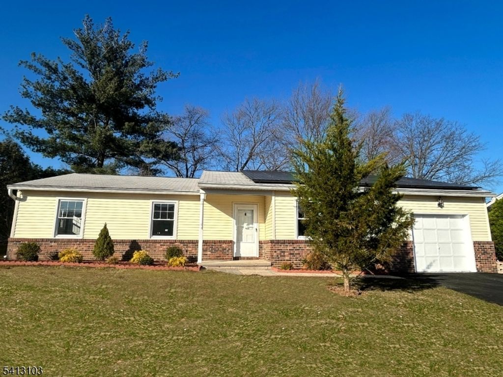 Image 4 of property listing at 4 Dorothea Ter, Lawrence Twp., NJ 08648