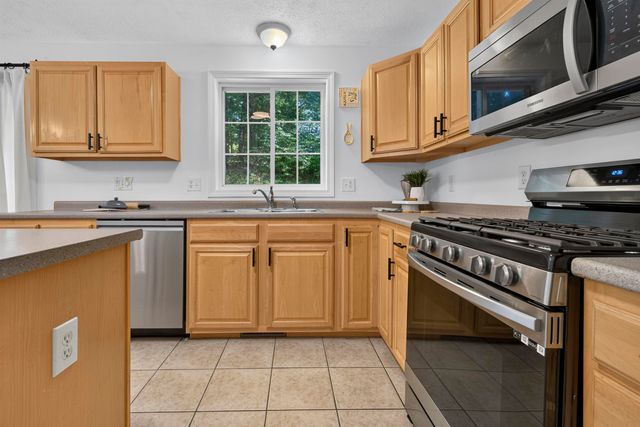38 Georgetowne Drive, Nashua, NH 03062