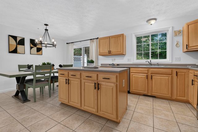 38 Georgetowne Drive, Nashua, NH 03062