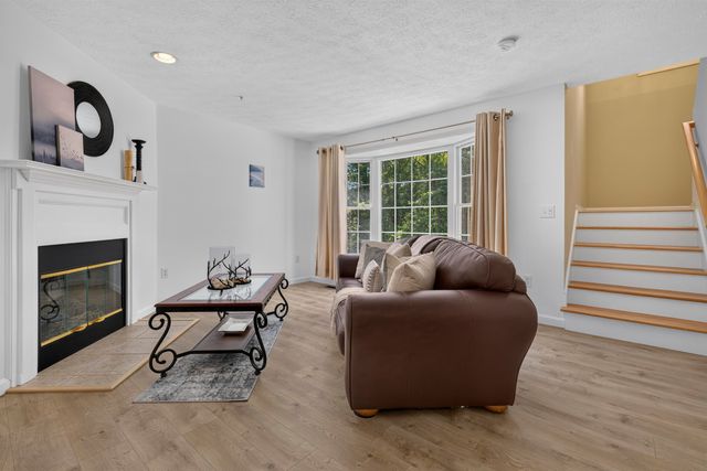 38 Georgetowne Drive, Nashua, NH 03062