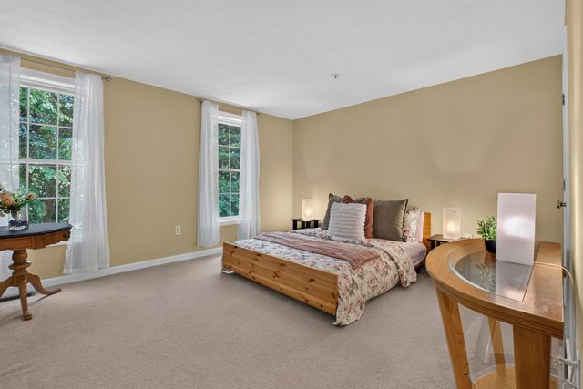 38 Georgetowne Drive, Nashua, NH 03062