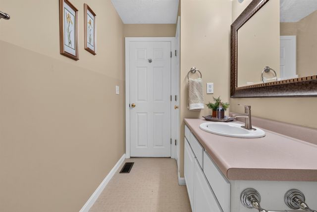 38 Georgetowne Drive, Nashua, NH 03062
