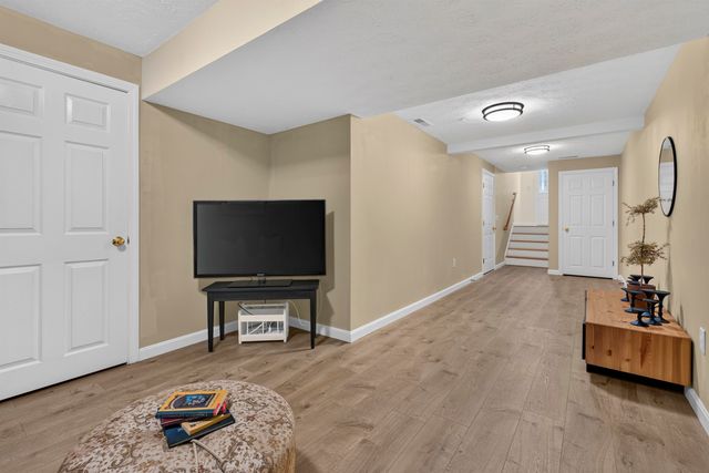 38 Georgetowne Drive, Nashua, NH 03062