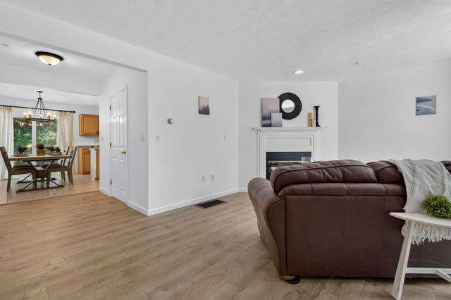 38 Georgetowne Drive, Nashua, NH 03062