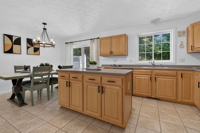 38 Georgetowne Drive, Nashua, NH 03062