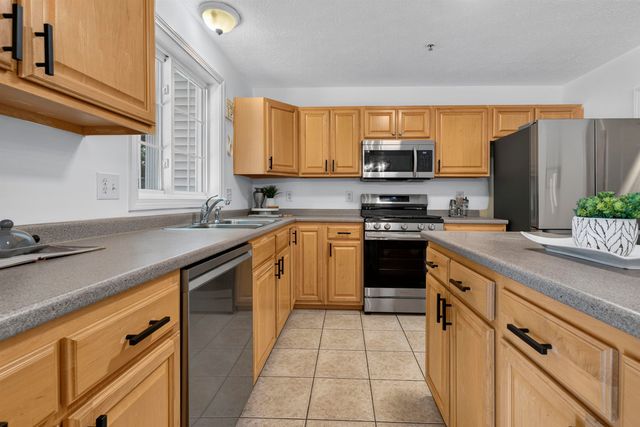 38 Georgetowne Drive, Nashua, NH 03062