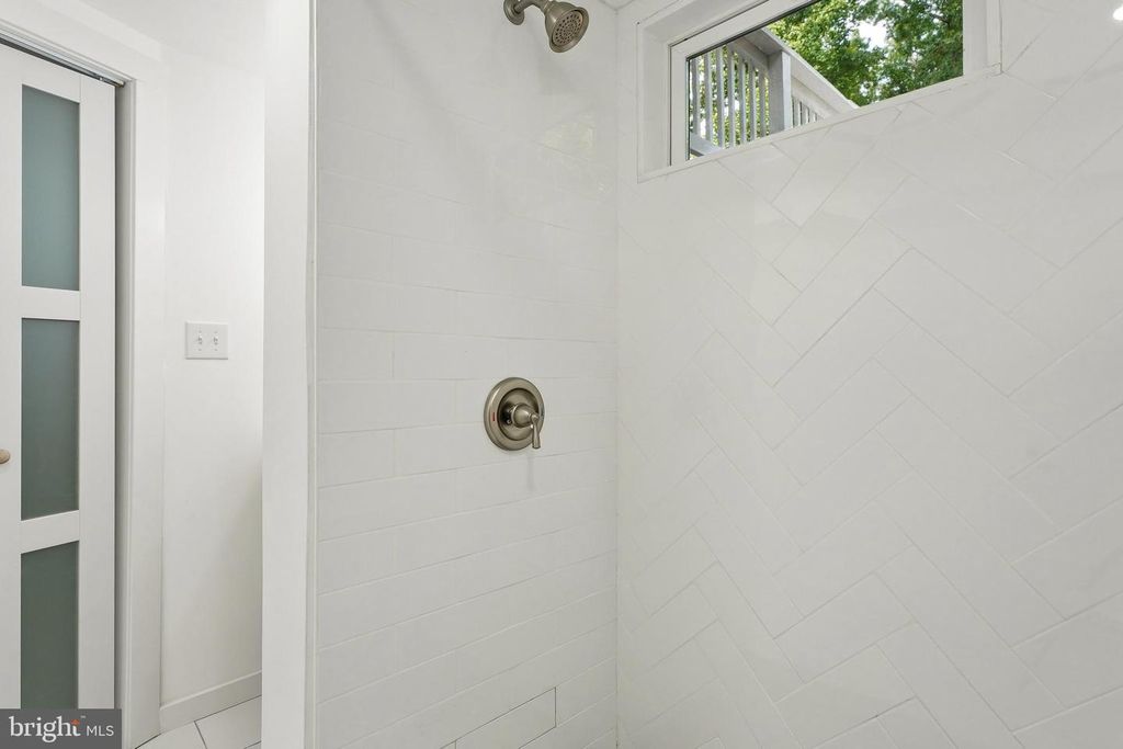 Image 17 of property listing at 1106 MEURILEE LN, Silver Spring, MD 20901