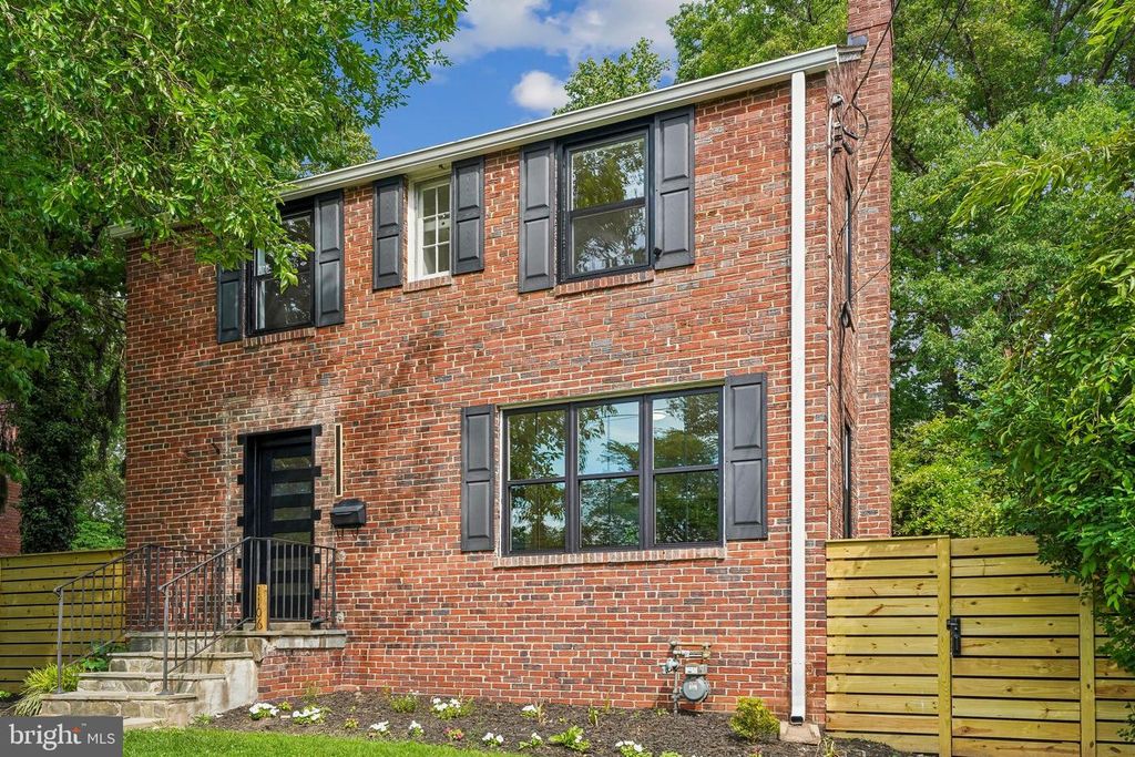 Image 2 of property listing at 1106 MEURILEE LN, Silver Spring, MD 20901