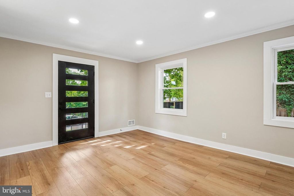 Image 3 of property listing at 1106 MEURILEE LN, Silver Spring, MD 20901