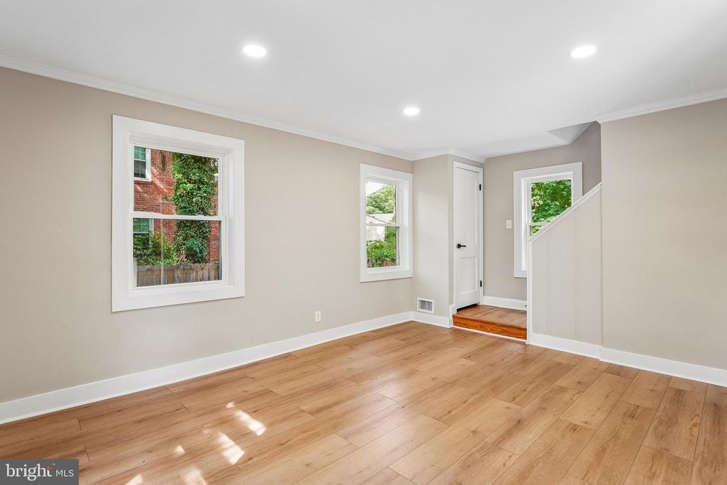 Image 4 of property listing at 1106 MEURILEE LN, Silver Spring, MD 20901