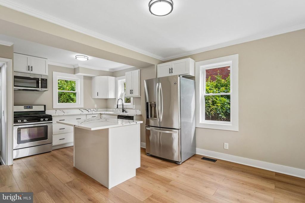 Image 7 of property listing at 1106 MEURILEE LN, Silver Spring, MD 20901