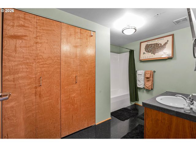 1420 Nw LOVEJOY St 204, Portland, OR 97209